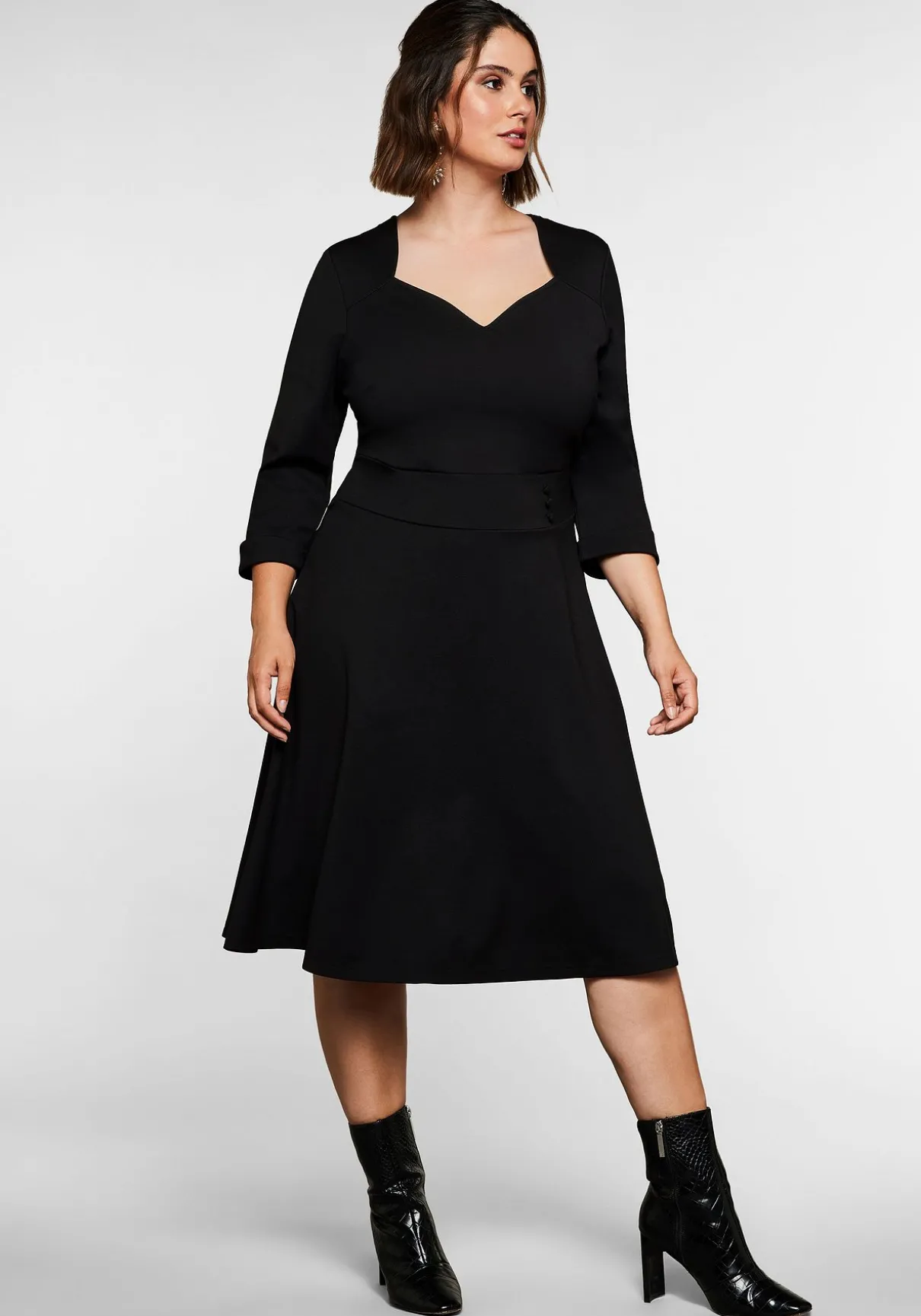 Jerseykleid mit Herzausschnitt und Taillenband