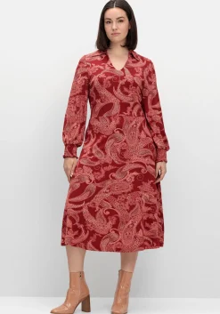 Jerseykleid mit Paisleydruck und Blusenkragen