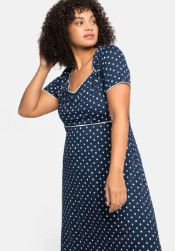 Jerseykleid mit Punktedruck und Paspelierung