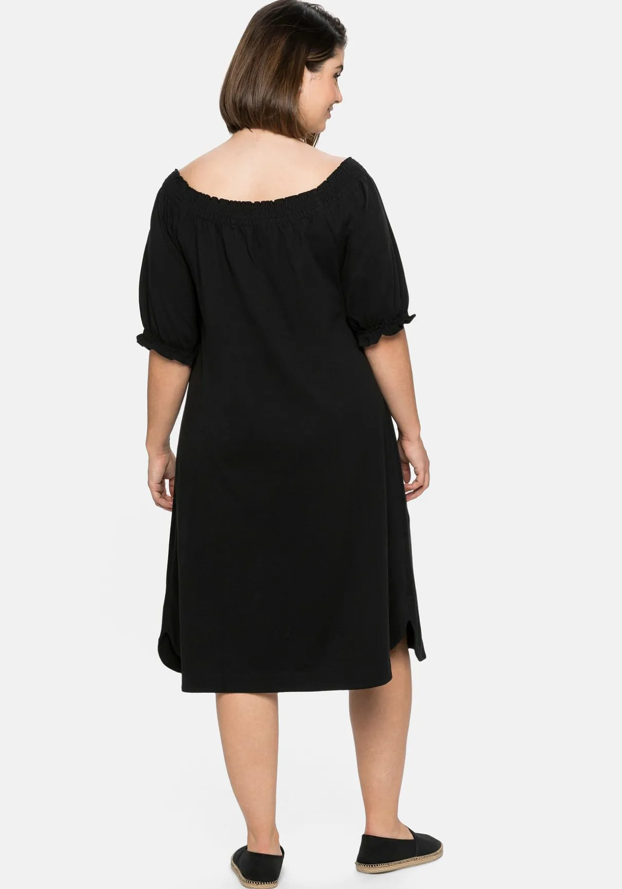 Jerseykleid mit Smok-Ausschnitt und Puffärmeln