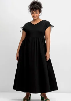 Jerseykleid mit weitem Rock und V-Ausschnitt