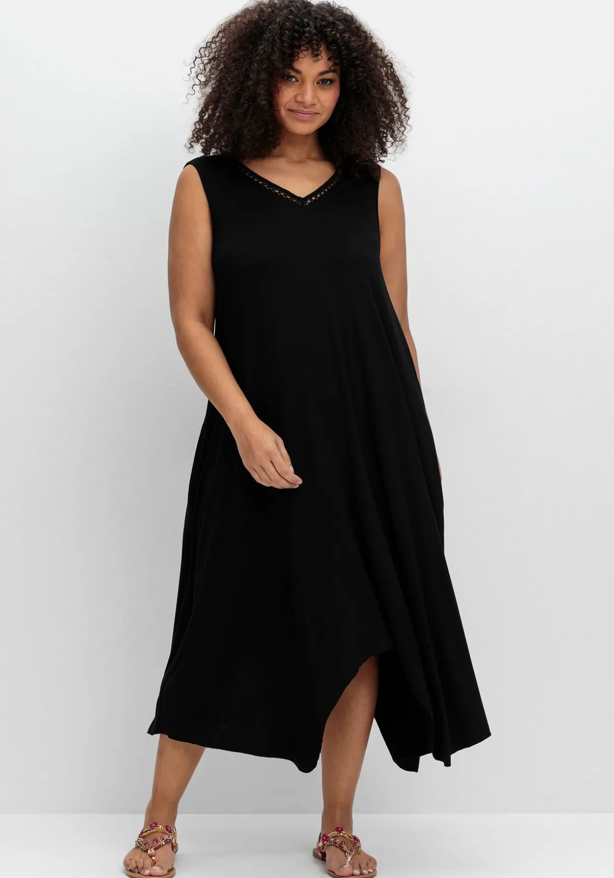 Jerseykleid mit Zipfelsaum und Lochstickerei