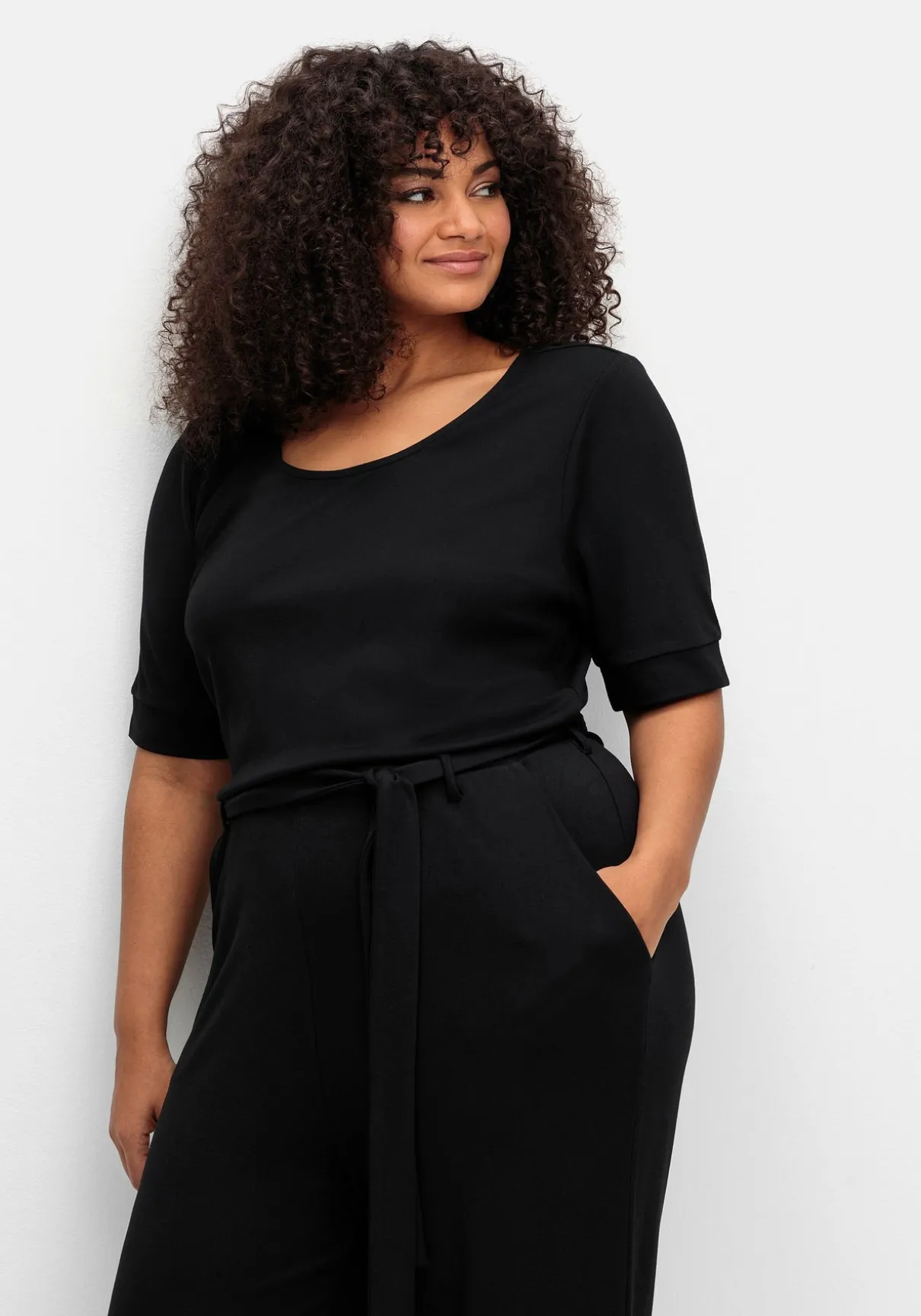 Jumpsuit mit Bindegürtel und weitem Bein