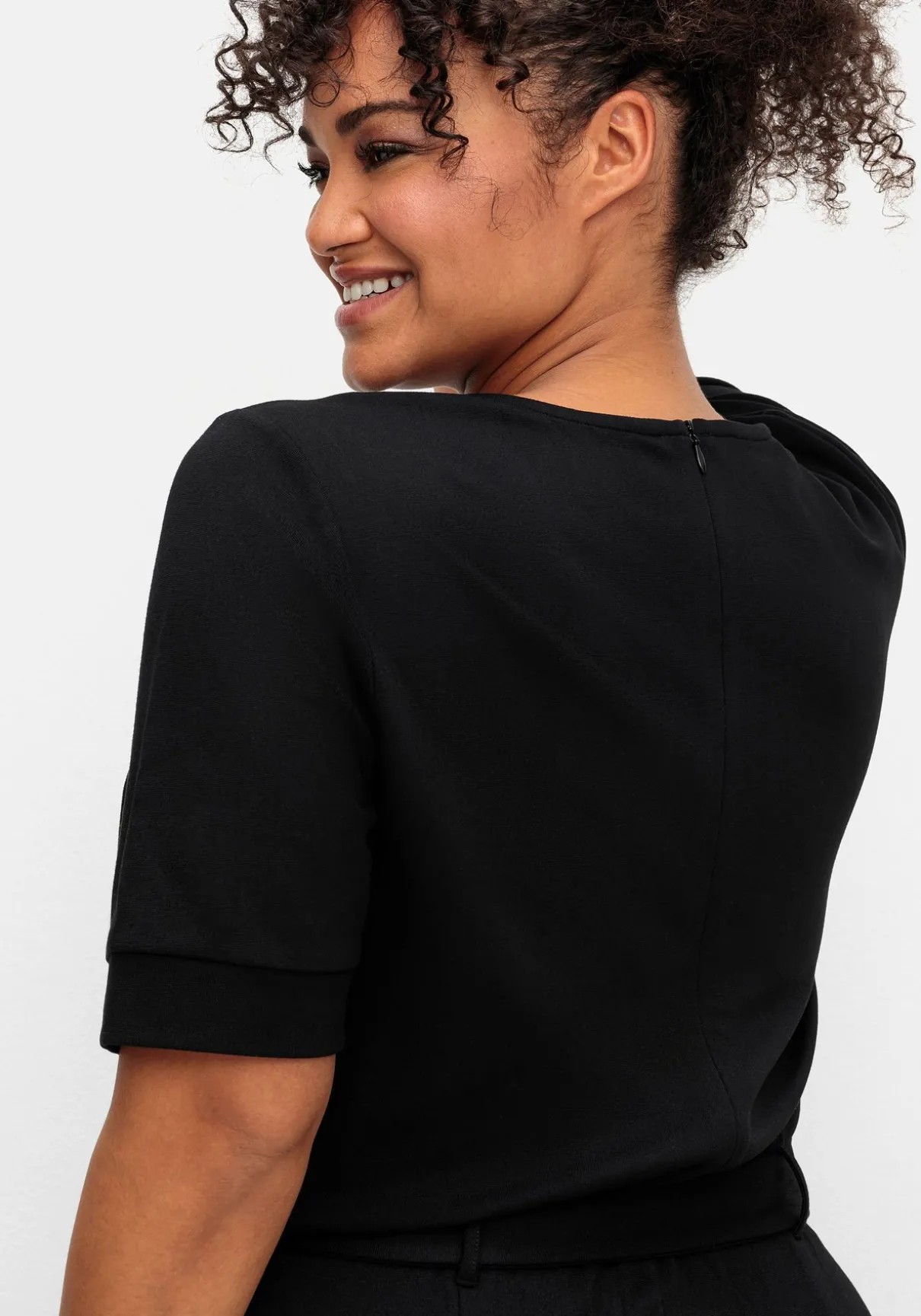 Jumpsuit mit Bindegürtel und weitem Bein