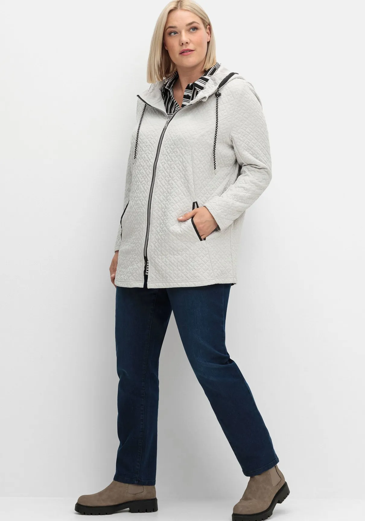 Kapuzenjacke in gesteppter Jacquard-Qualität