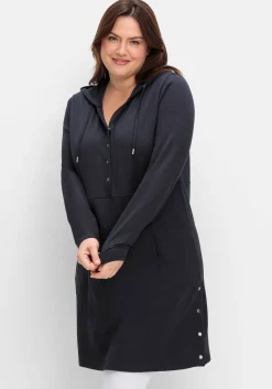 Kapuzenkleid mit Seitenschlitzen und Knopfleiste