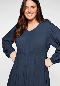 Kleid in Crêpe-Qualität, mit Smok-Einsätzen