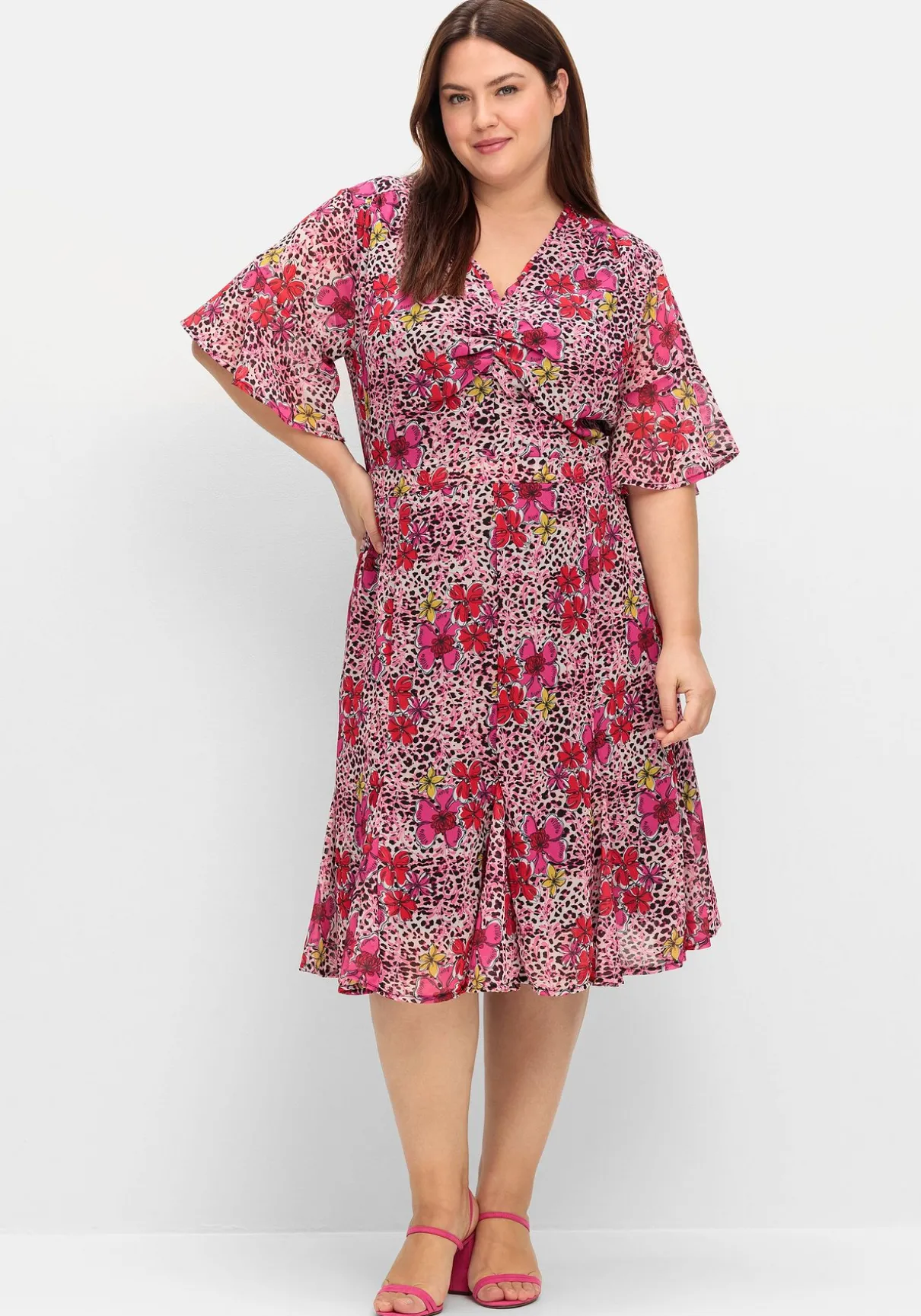 Kleid mit Blütenprint und Flügelärmeln