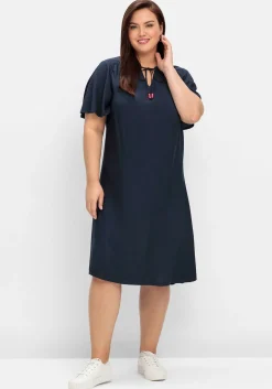 Kleid mit Schlitz und Bindeband am Ausschnitt