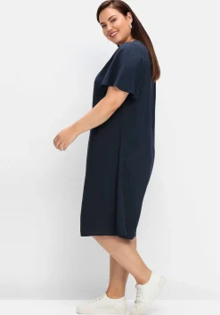 Kleid mit Schlitz und Bindeband am Ausschnitt