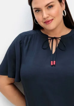 Kleid mit Schlitz und Bindeband am Ausschnitt