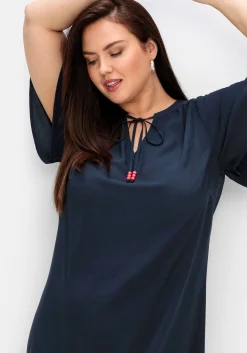 Kleid mit Schlitz und Bindeband am Ausschnitt