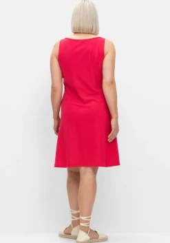 Knielanges, ärmelloses Kleid in A-Linie