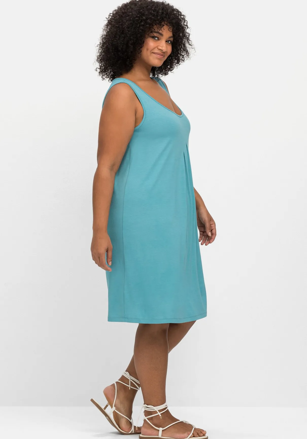 Knielanges Strandkleid mit Kellerfalte vorn