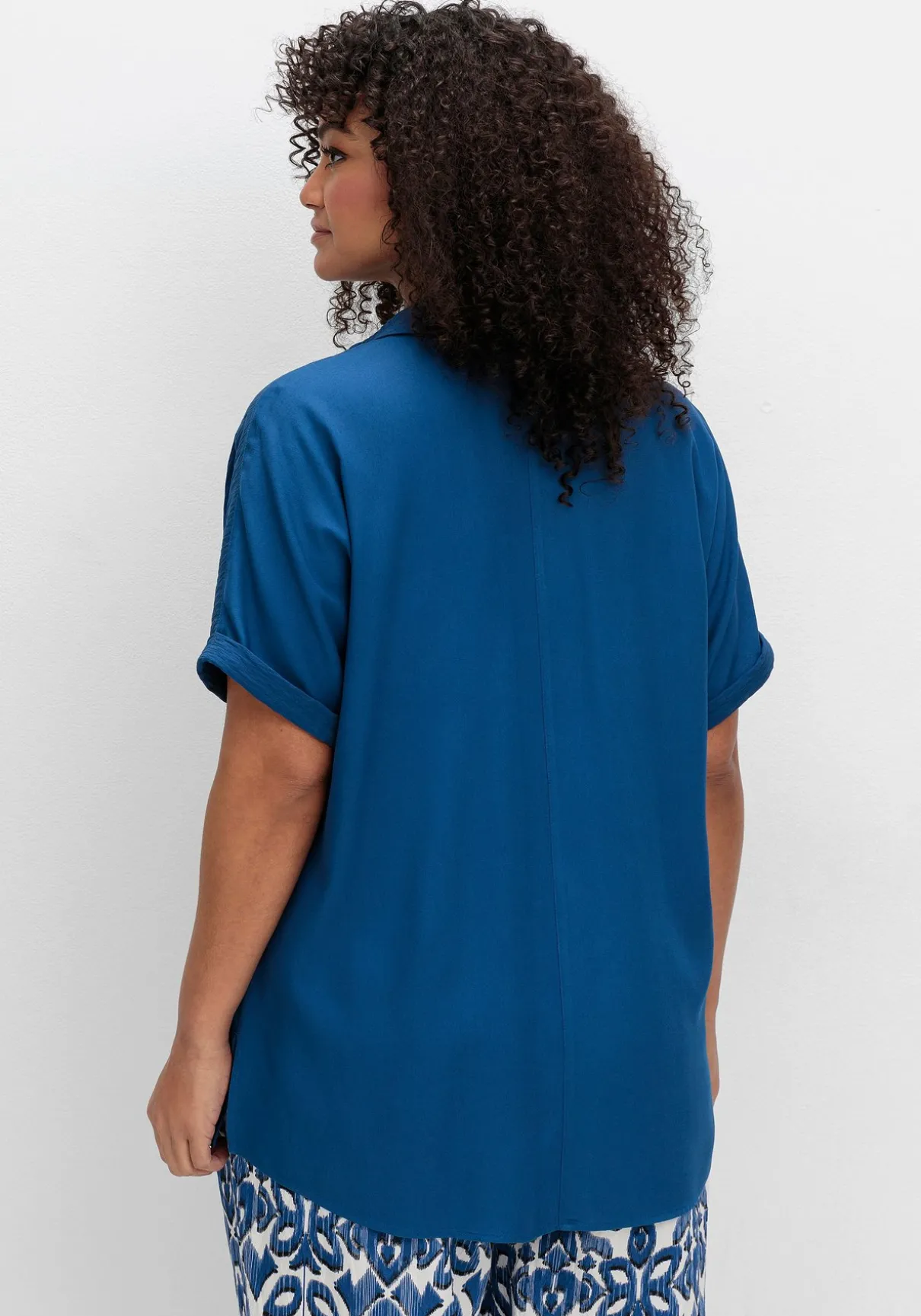 Kurzarm-Hemdbluse im Materialmix