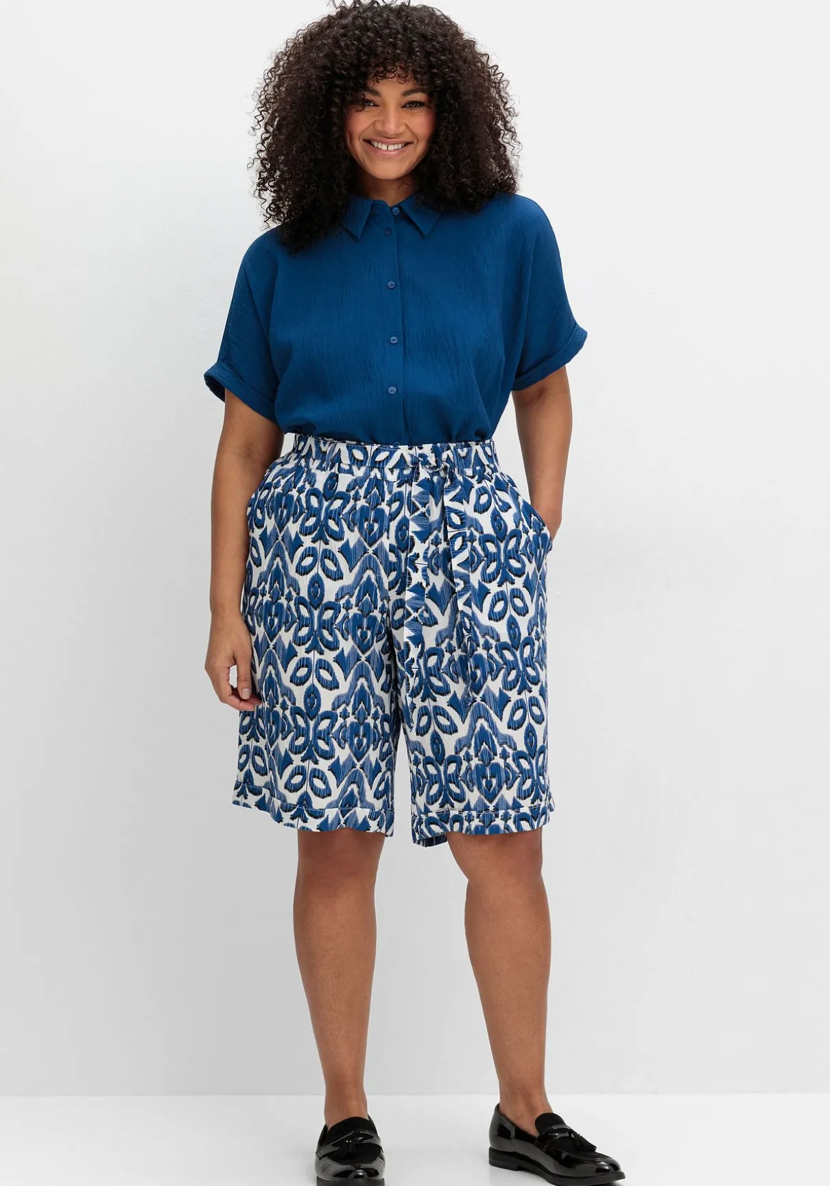 Kurzarm-Hemdbluse im Materialmix