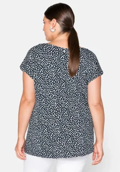 Kurzarmshirt mit Alloverdruck und seitlichen Falten