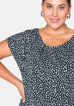 Kurzarmshirt mit Alloverdruck und seitlichen Falten