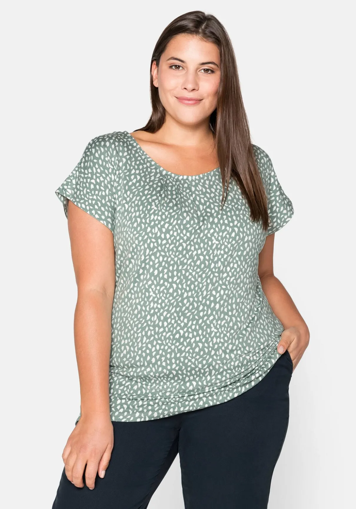 Kurzarmshirt mit Alloverdruck und seitlichen Falten