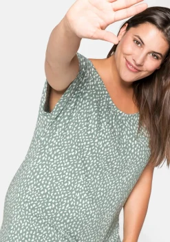 Kurzarmshirt mit Alloverdruck und seitlichen Falten