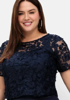 Kurzarm-Tunika aus floraler Spitze, im Rücken offen