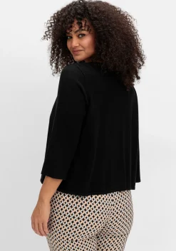 Kurze Strickjacke mit Zierspange am Ausschnitt