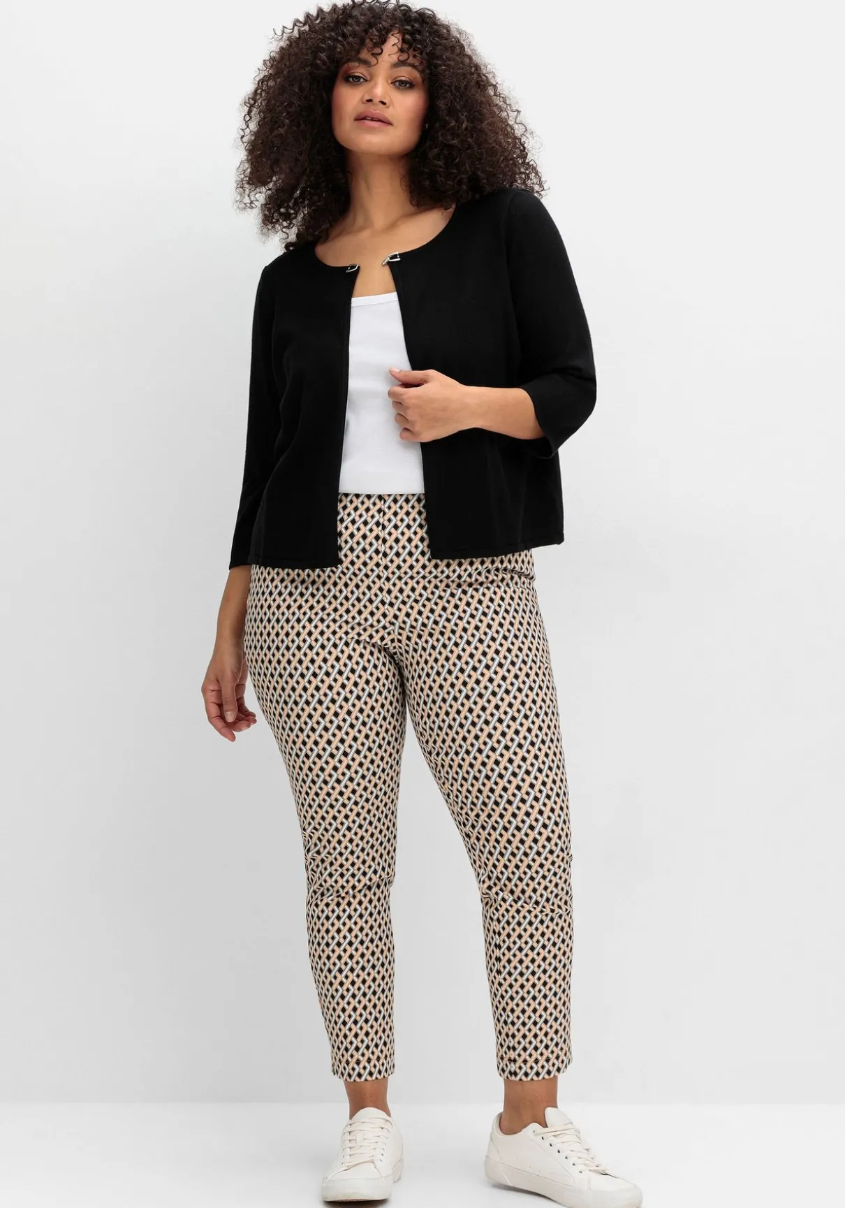 Kurze Strickjacke mit Zierspange am Ausschnitt