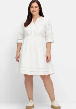 Kurzes Kleid mit Lochstickerei und Ajourmuster