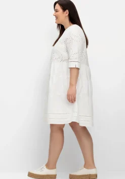 Kurzes Kleid mit Lochstickerei und Ajourmuster