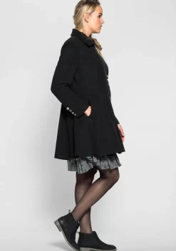 Kurzmantel im asymmetrischen Schnitt