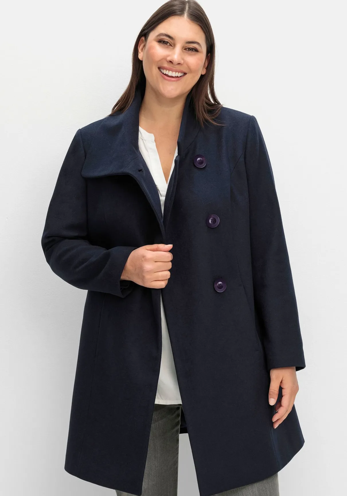 Kurzmantel mit asymmetrischem Kragen