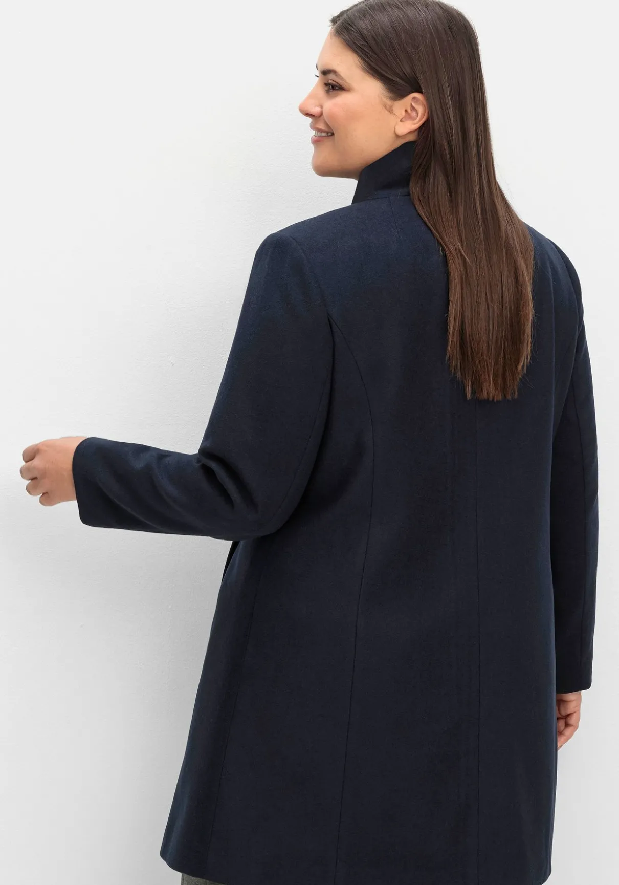 Kurzmantel mit asymmetrischem Kragen