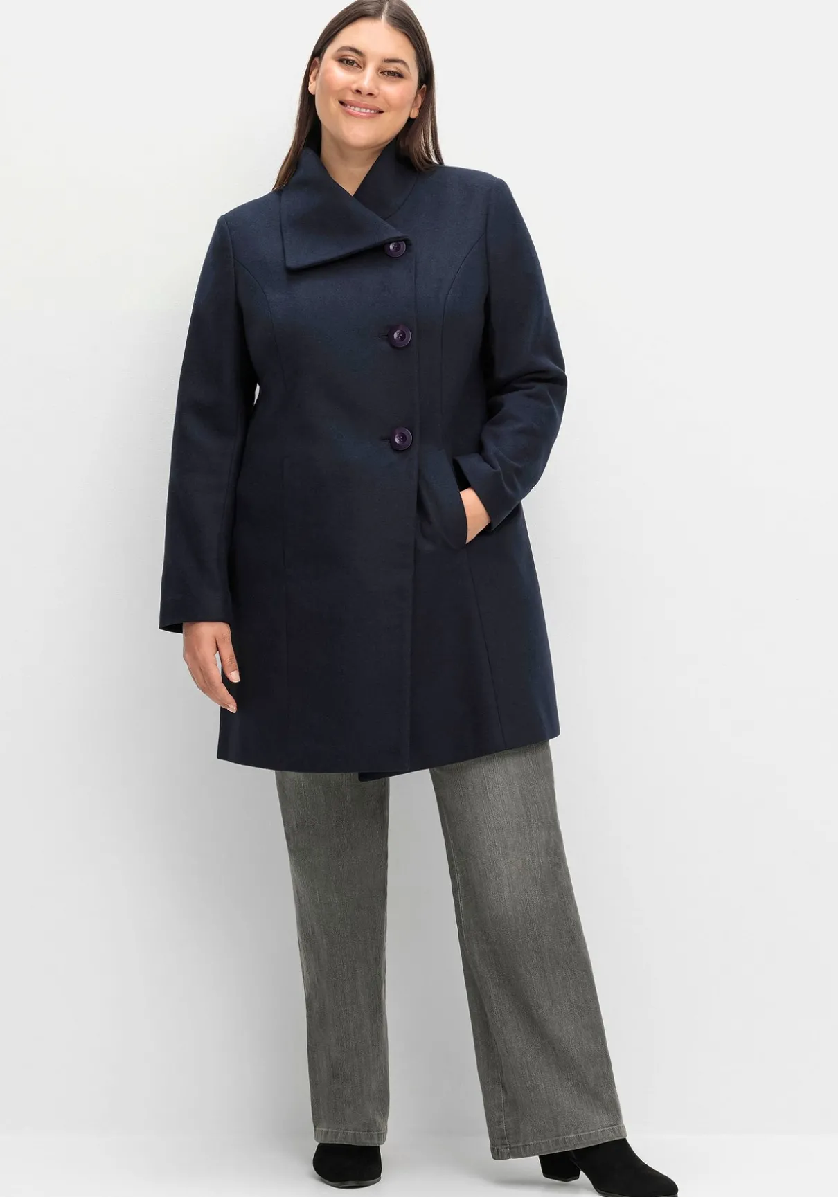 Kurzmantel mit asymmetrischem Kragen