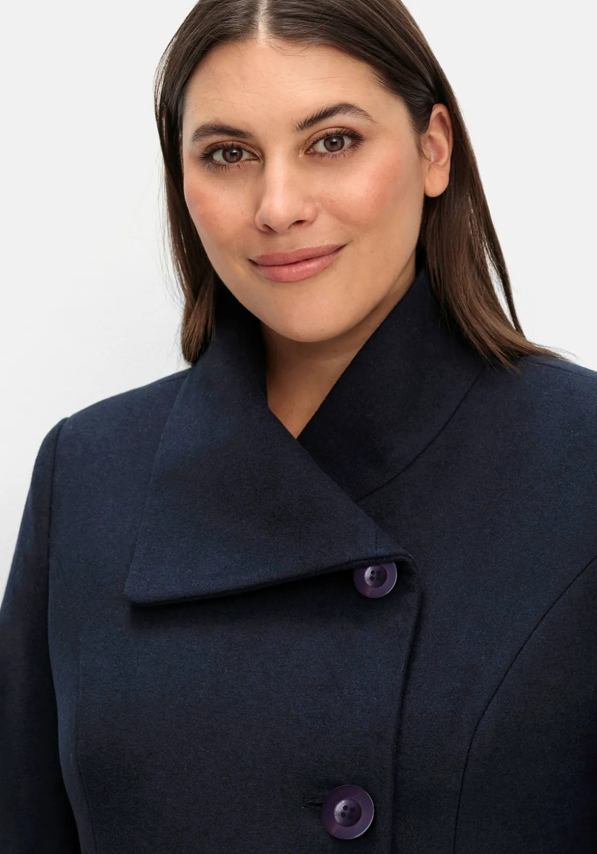 Kurzmantel mit asymmetrischem Kragen