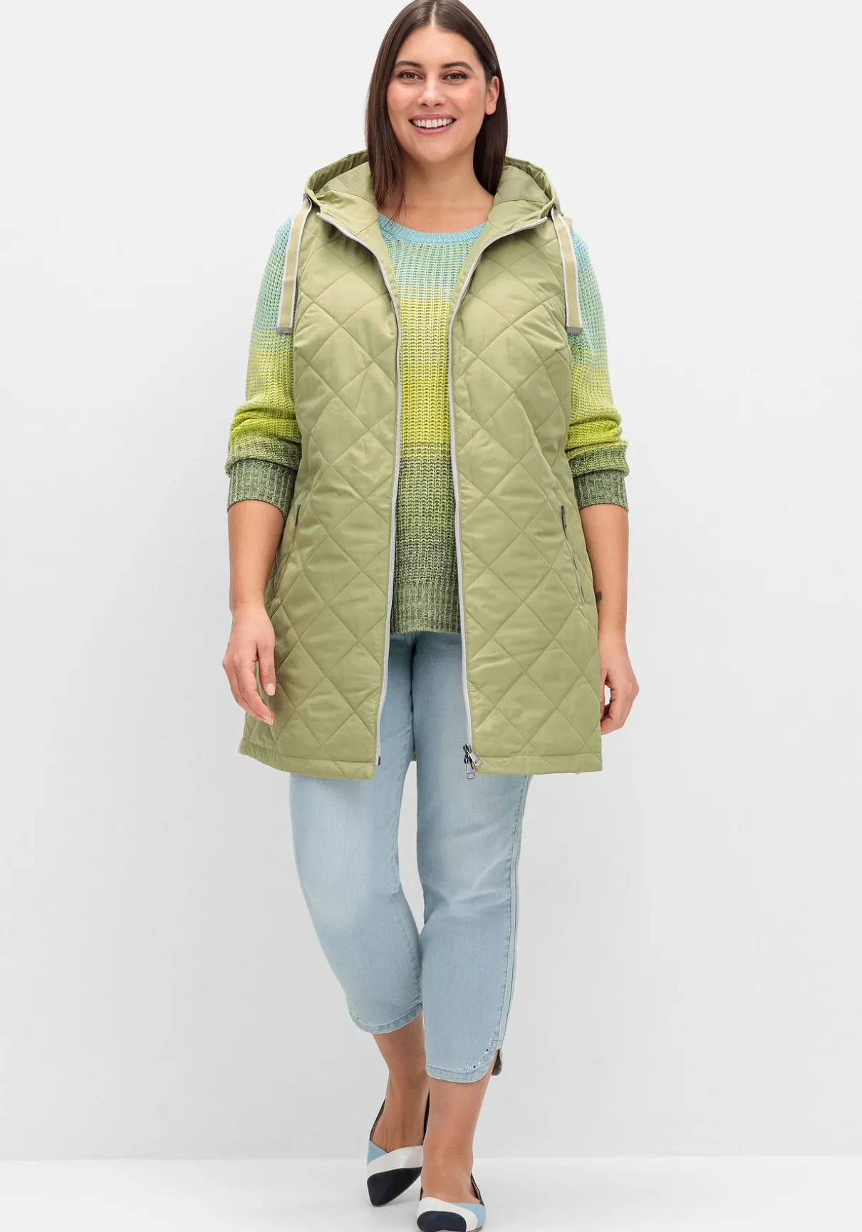 Lange Steppweste mit Kapuze und Kontrastdetails