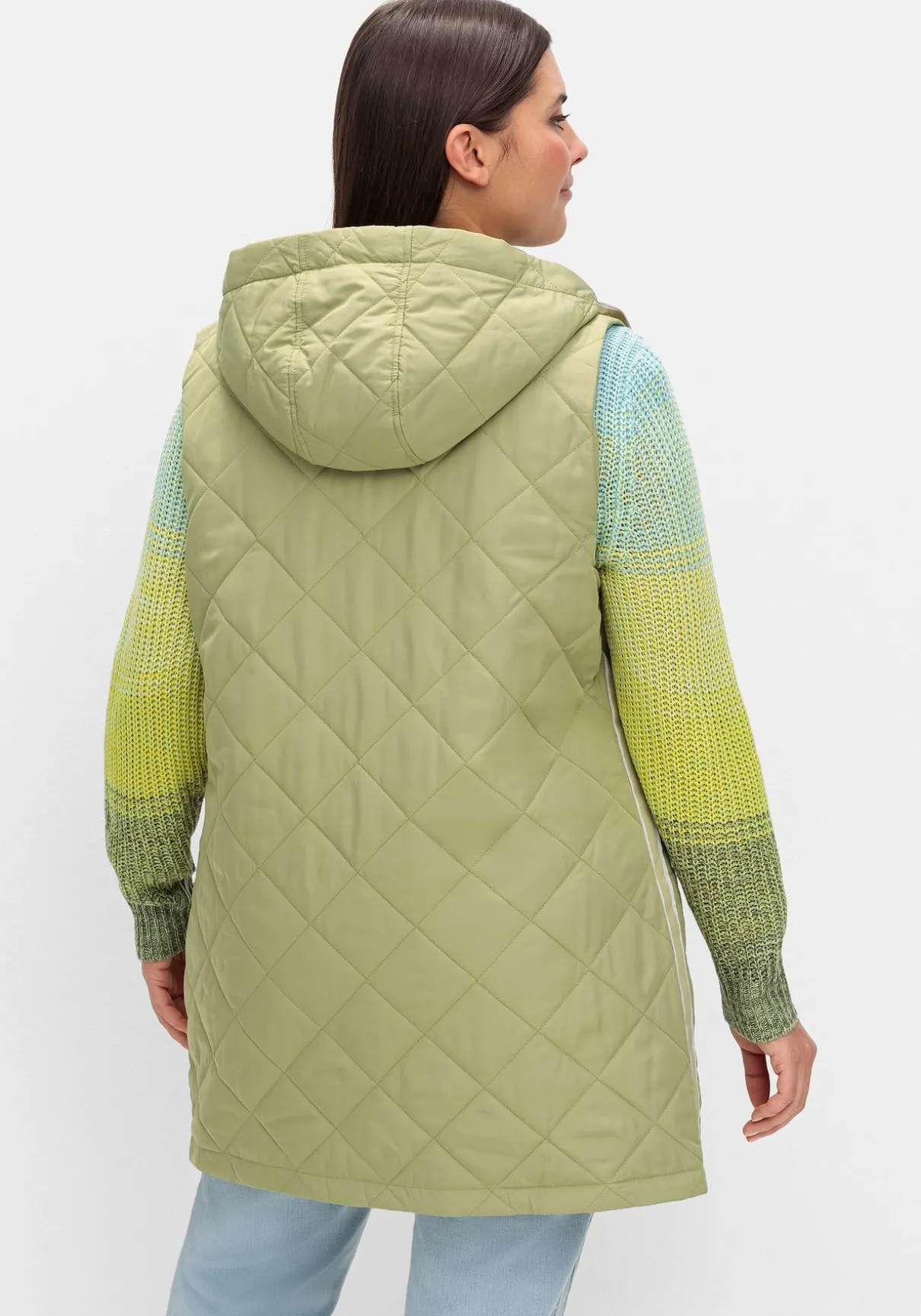 Lange Steppweste mit Kapuze und Kontrastdetails