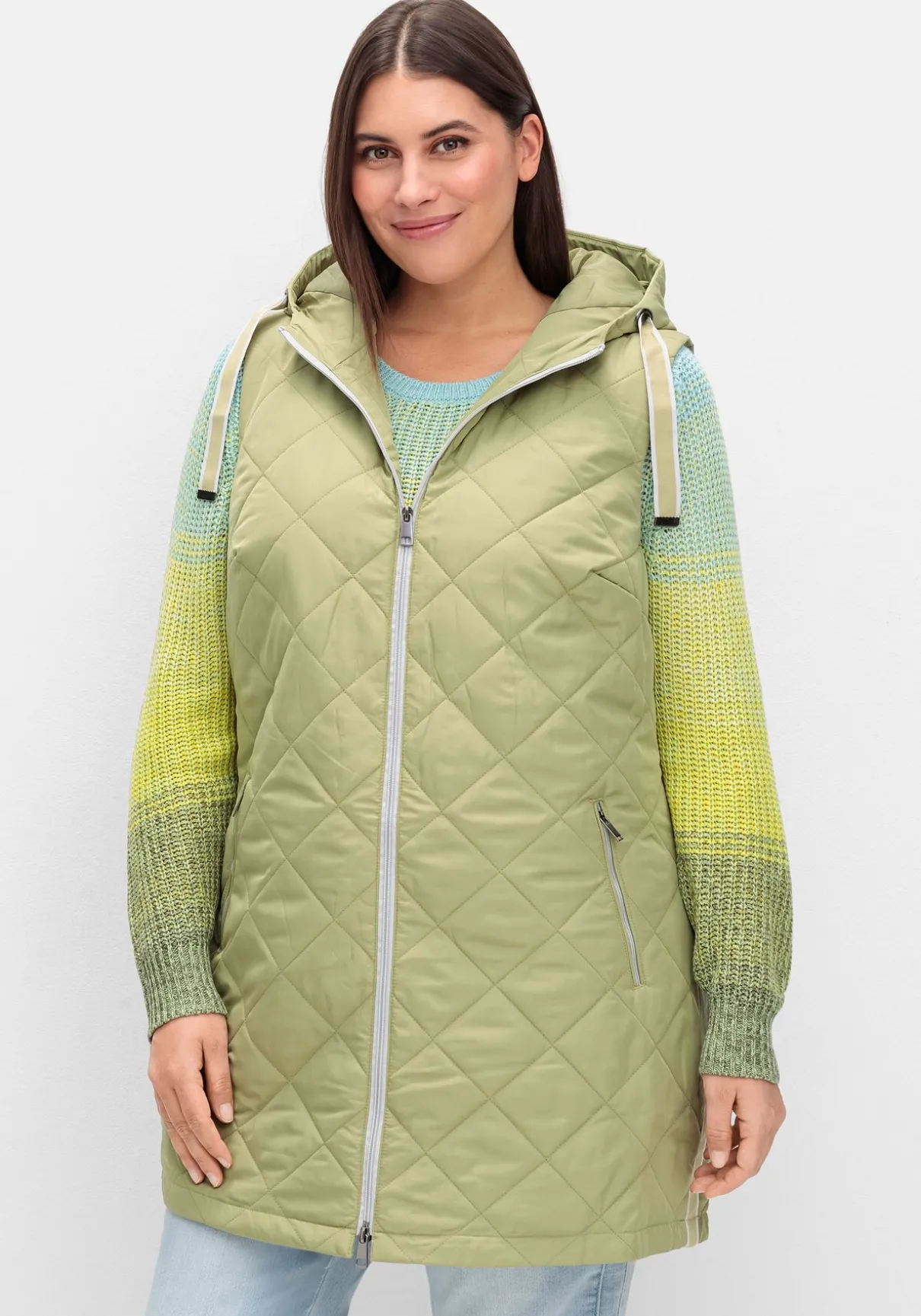 Lange Steppweste mit Kapuze und Kontrastdetails