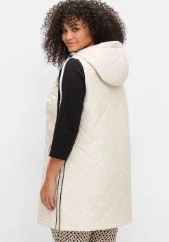 Lange Steppweste mit Kapuze und Kontrastdetails