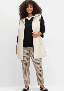 Lange Steppweste mit Kapuze und Kontrastdetails