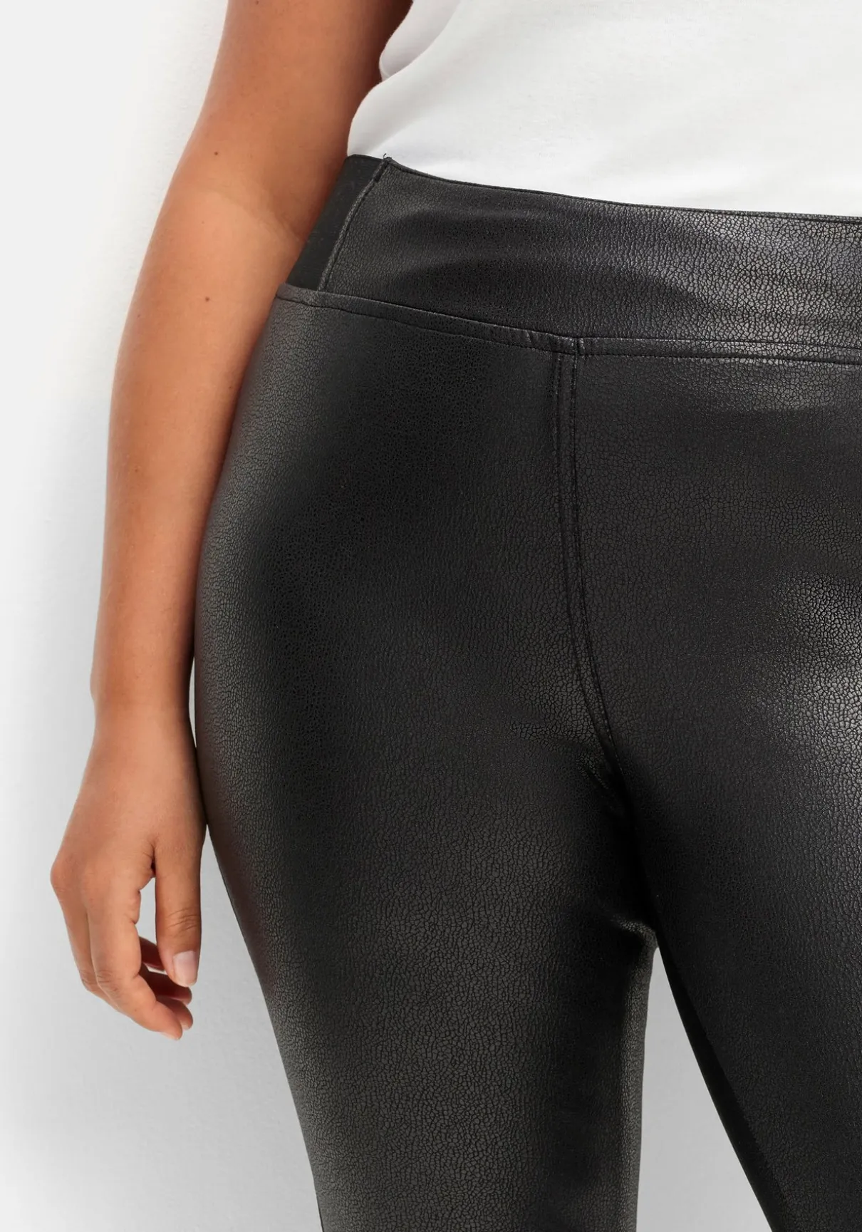 Leggings in glänzender Lederoptik