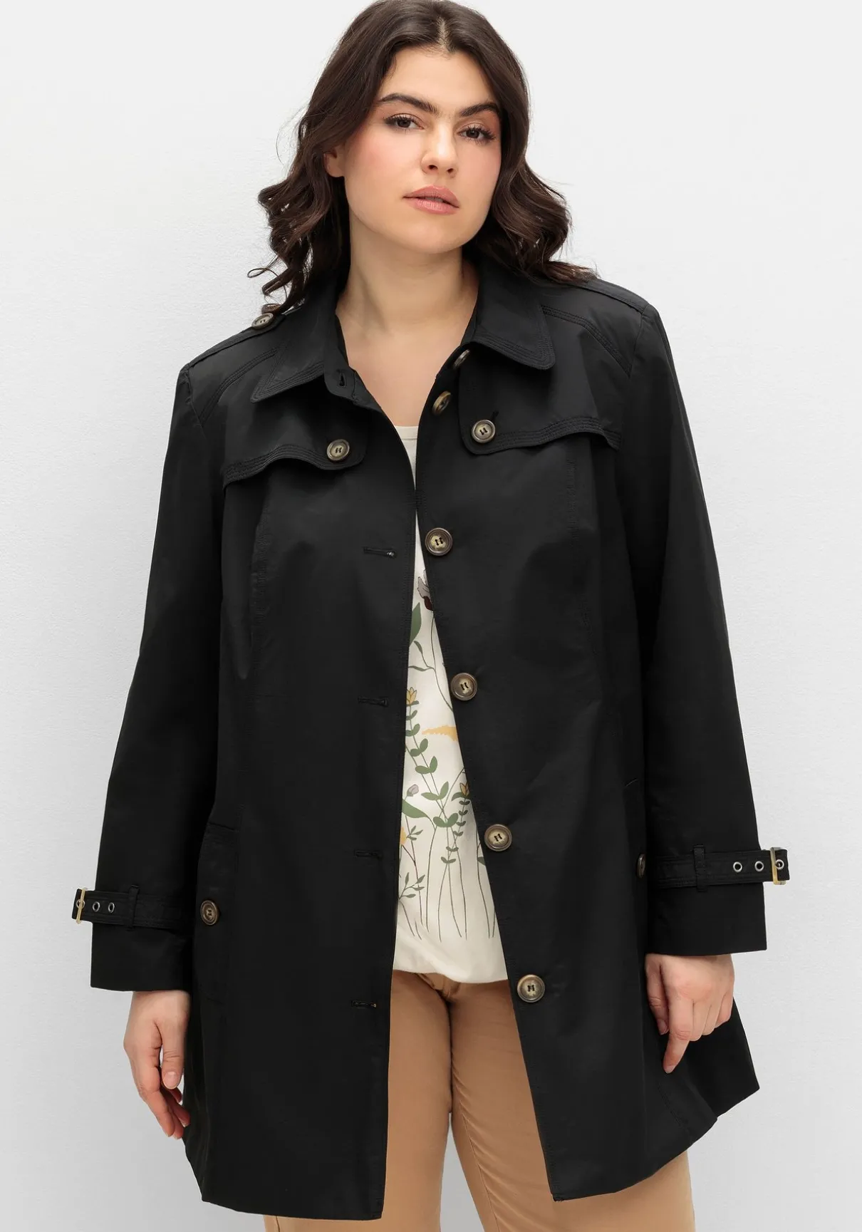 Leicht glänzende Longjacke im Trenchcoat-Stil