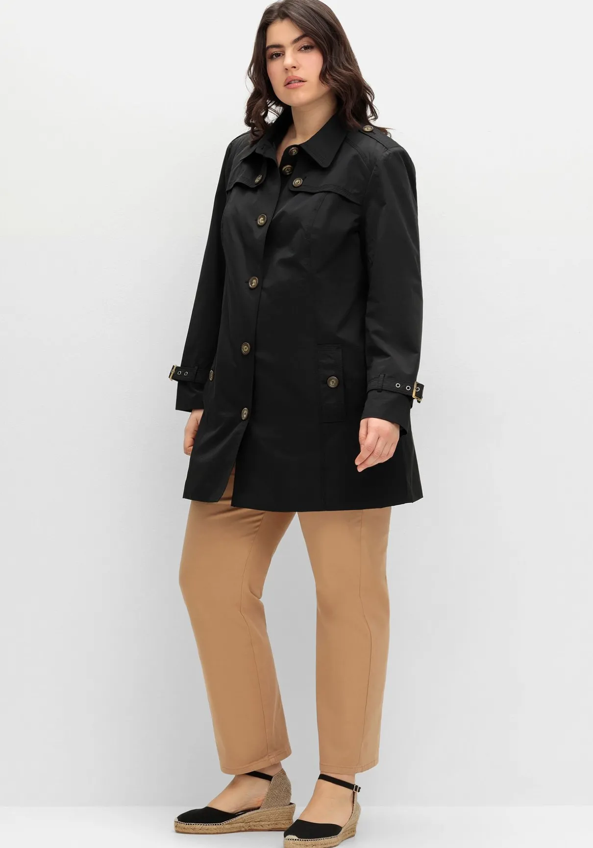 Leicht glänzende Longjacke im Trenchcoat-Stil