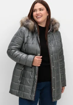 Leicht glänzende Steppjacke mit Kunstfell-Kapuze