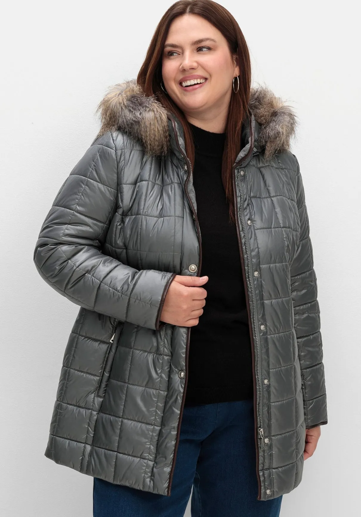 Leicht glänzende Steppjacke mit Kunstfell-Kapuze