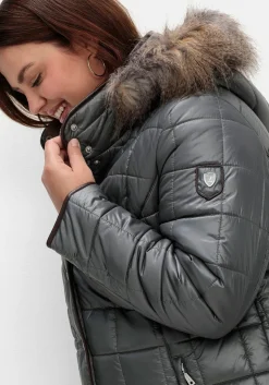 Leicht glänzende Steppjacke mit Kunstfell-Kapuze