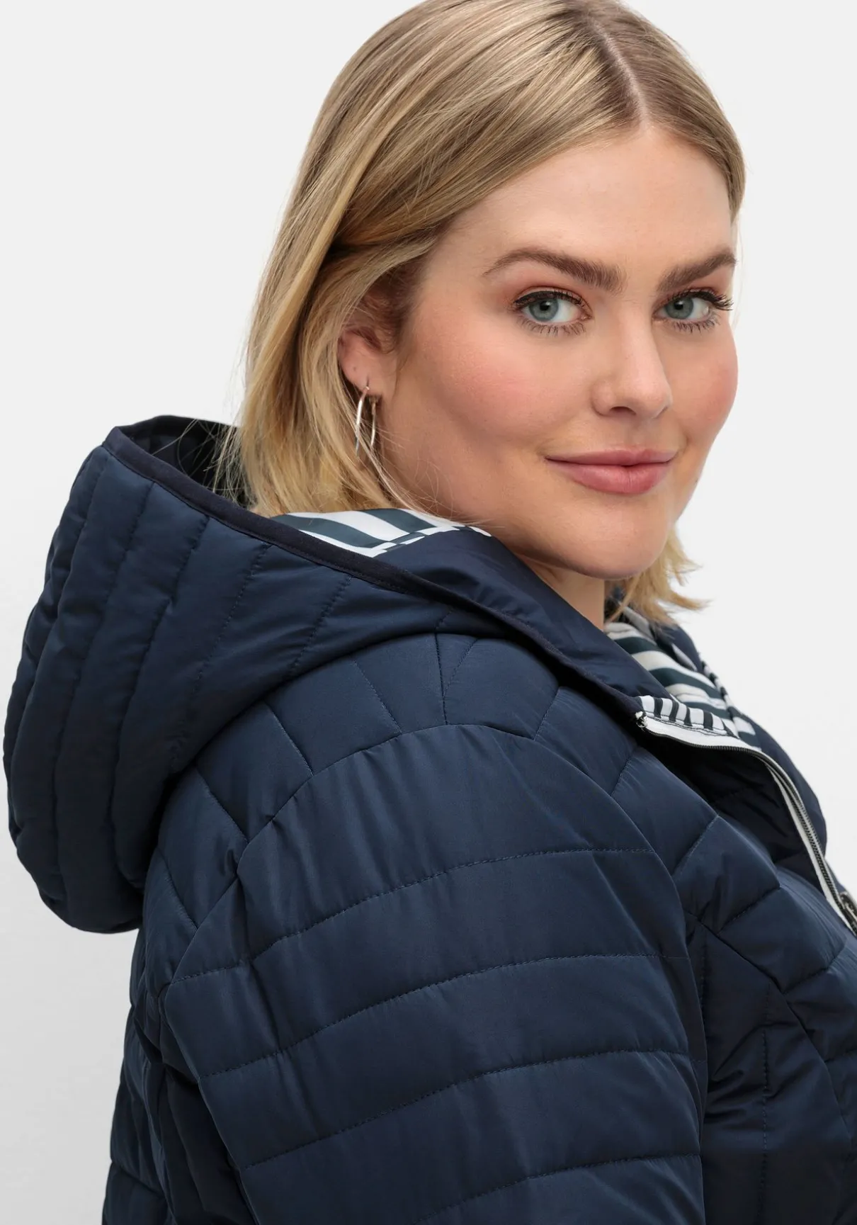 Leicht wattierte Longsteppjacke mit Kapuze