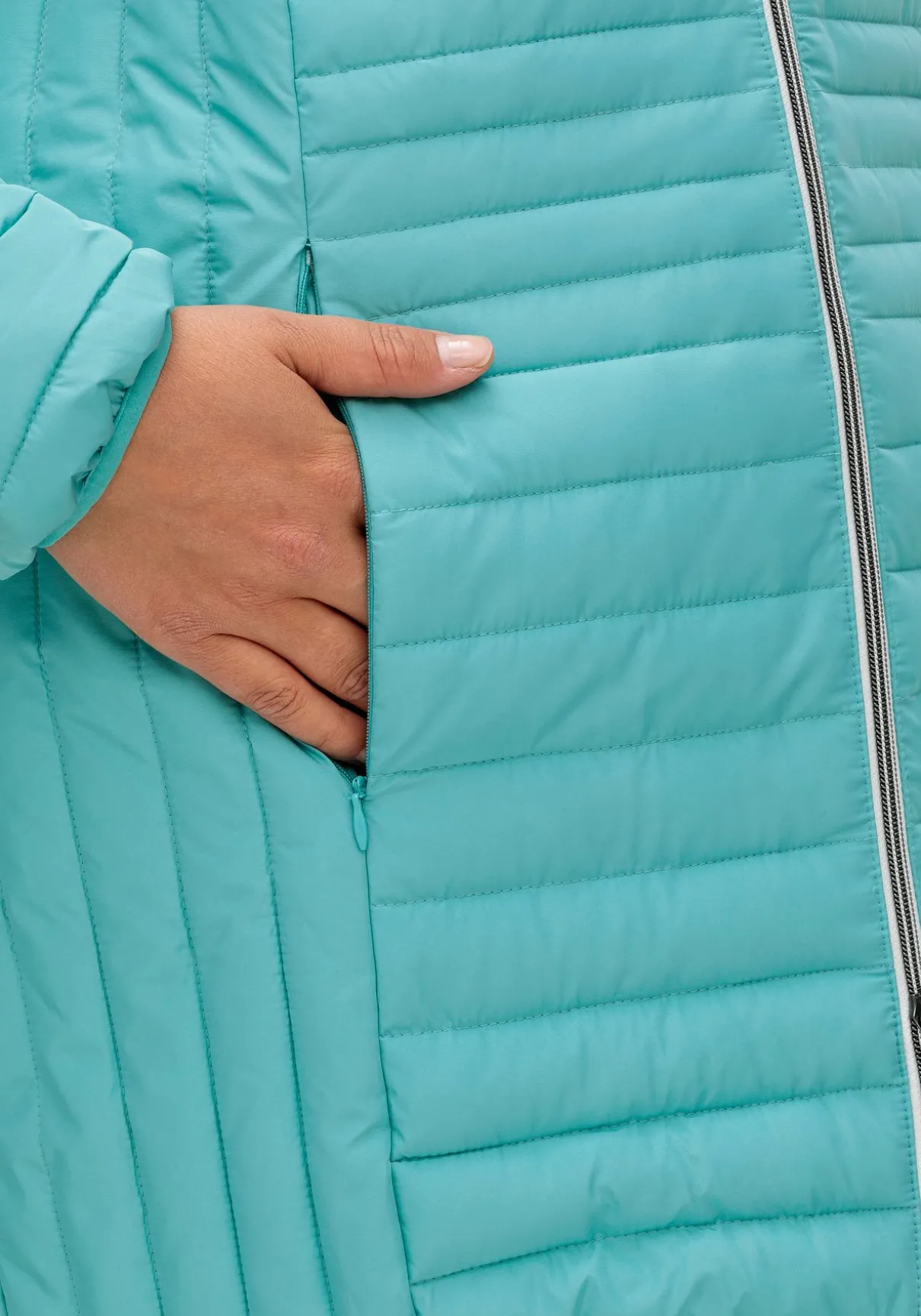 Leicht wattierte Longsteppjacke mit Kapuze