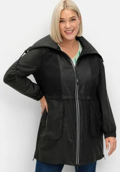 Leichte Outdoorjacke mit dekorativer Passe