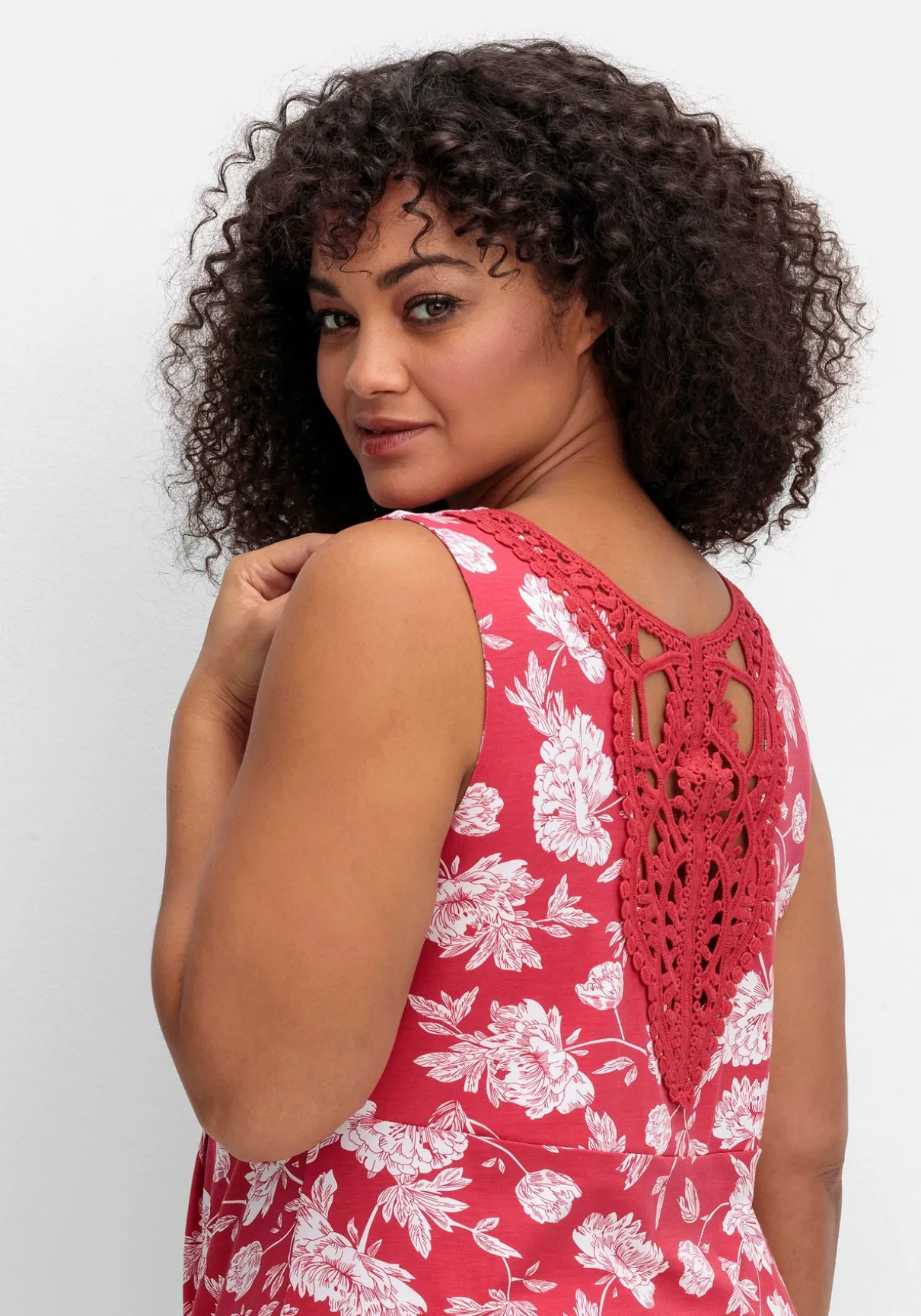 Longtop mit Blumendruck und Spitze im Rücken