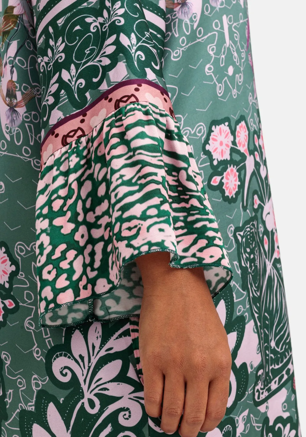 Maxikleid im Mustermix, mit Volants